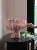vase moderne porcelaine rose pâle ondulé décoration maison salon arrangement floral