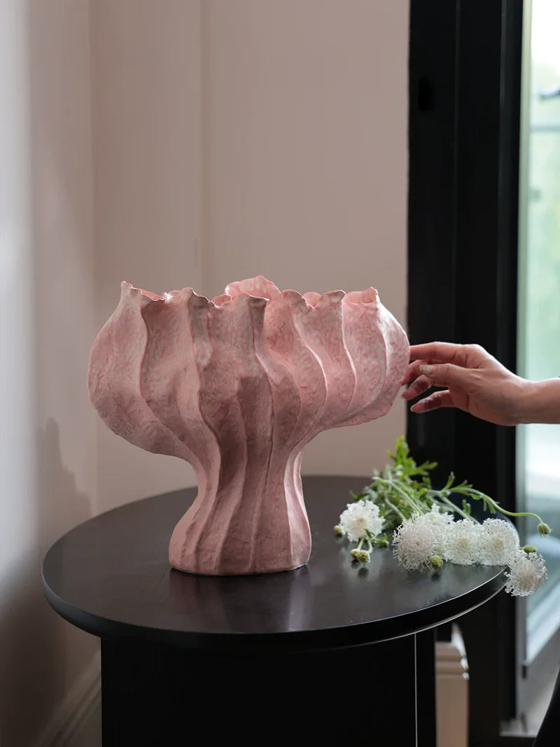 vase moderne porcelaine rose pâle ondulé décoration maison salon arrangement floral