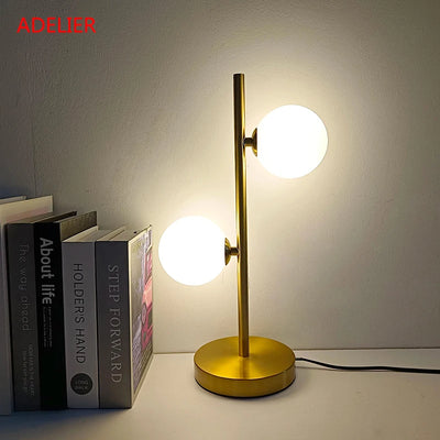Lampe de chevet boule de verre blanc design nordique sur table de nuit