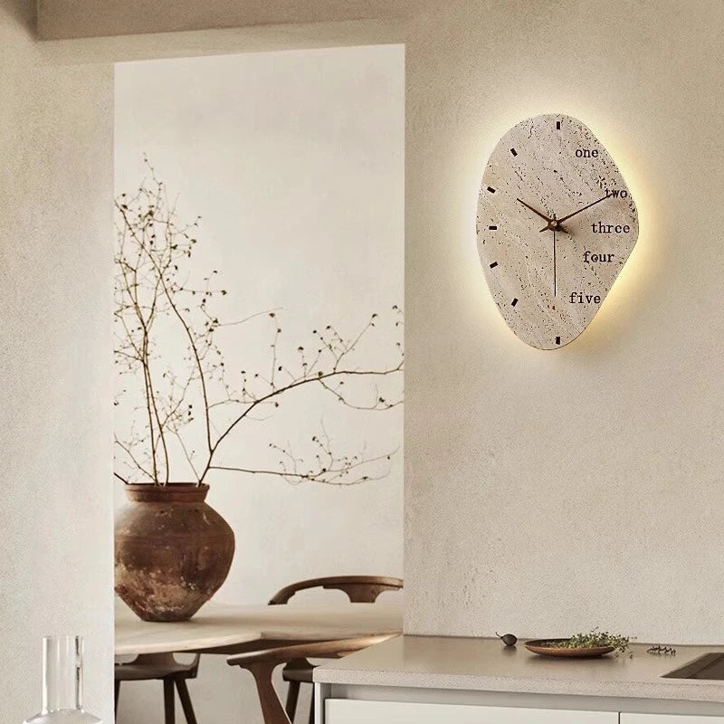 Applique murale travertin LED avec horloge intégrée en vue frontale