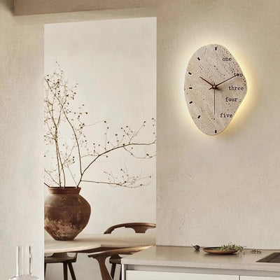 Applique murale travertin LED avec horloge intégrée en vue frontale
