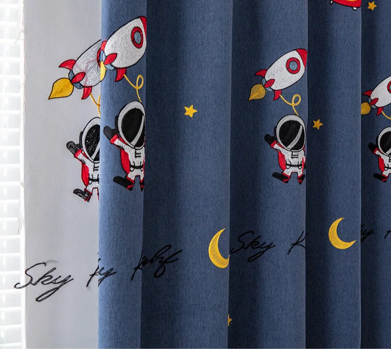 Rideau pour enfant avec motifs d'astronautes et de fusées, idéal pour une chambre à thème spatial. Design ludique avec étoiles et lunes, ajoutant une touche d'aventure et de rêve. Parfait pour inspirer l'imagination des petits explorateurs et créer une ambiance apaisante et créative dans la pièce.