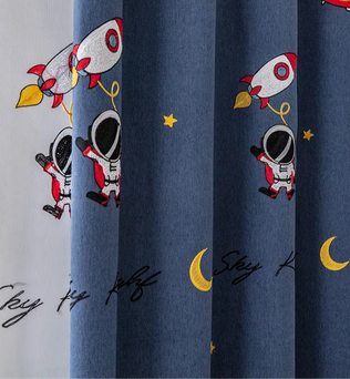 Rideau pour enfant avec motifs d'astronautes et de fusées, idéal pour une chambre à thème spatial. Design ludique avec étoiles et lunes, ajoutant une touche d'aventure et de rêve. Parfait pour inspirer l'imagination des petits explorateurs et créer une ambiance apaisante et créative dans la pièce.