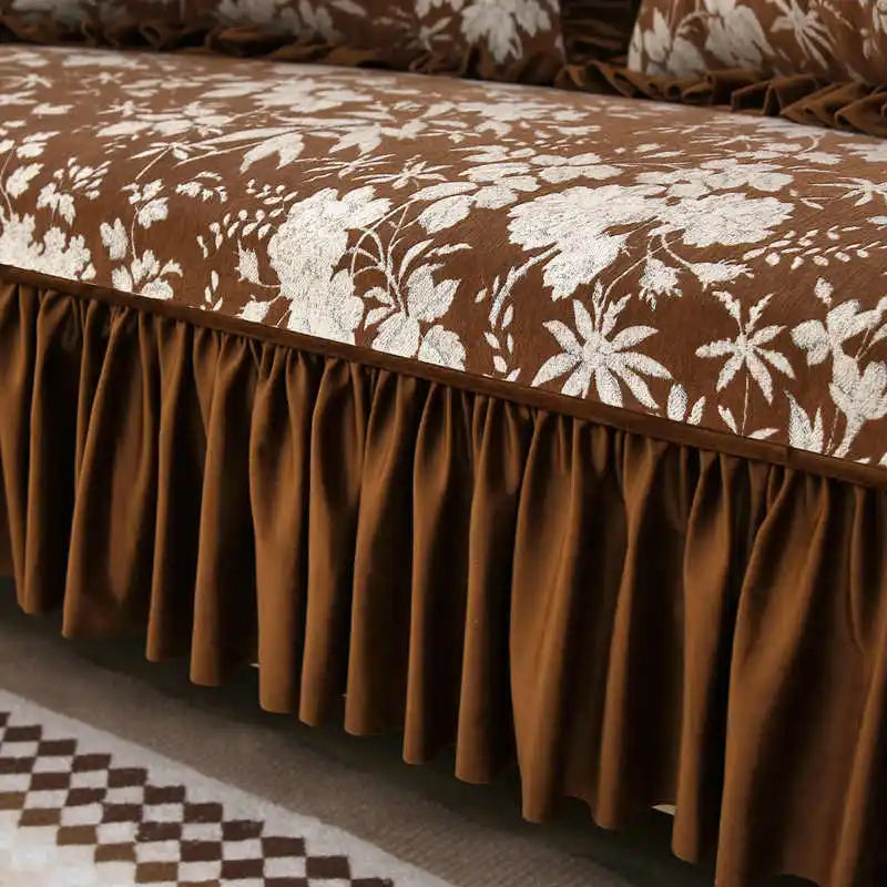 Une couverture de lit élégante et florale aux nuances de brun et de blanc, avec un bord plissé brun qui lui confère un style sophistiqué.