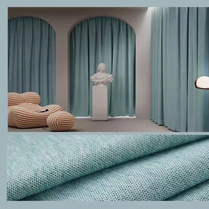 Des rideaux bleus, suspendus à une fenêtre, apportant une texture textile douce et naturelle à la décoration intérieure, semblable à un papier peint de luxe. Les rideaux en polyester, un matériau naturel, créent une atmosphère chaleureuse et accueillante dans la pièce.