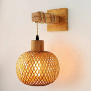 lampe murale tressée bambou rustique élégance naturelle intérieur ambiance apaisante lumière douce bohème