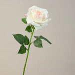 décoration intérieure bouquet roses artificielles blanc rose pâle feuilles vertes classique mariage anniversaire