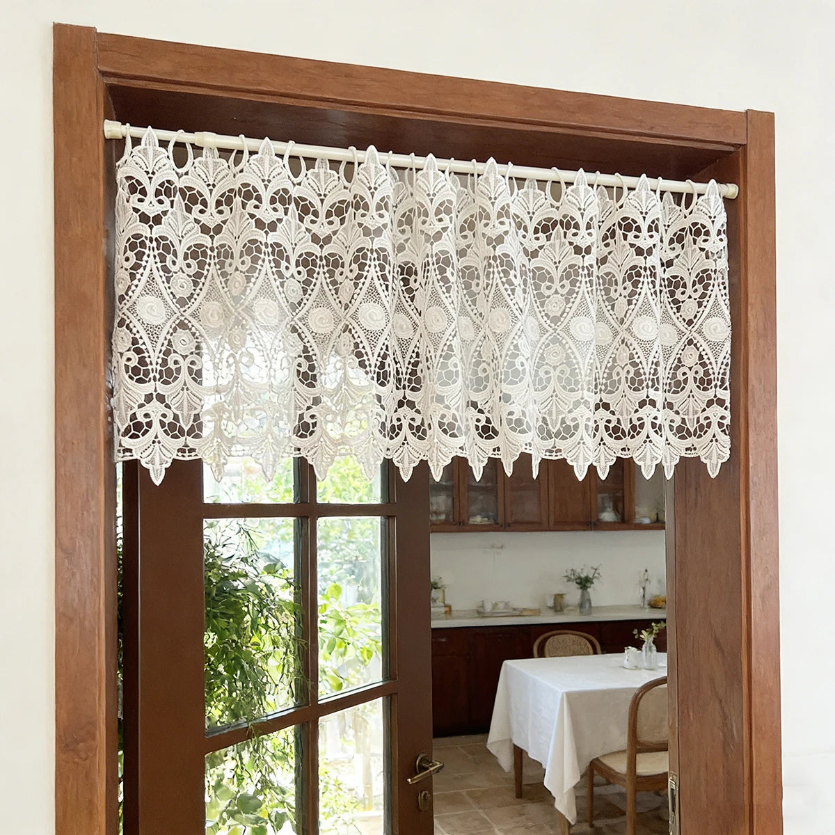 rideau blanc dentelle fleurs vintage translucide tringle bois chambre maison