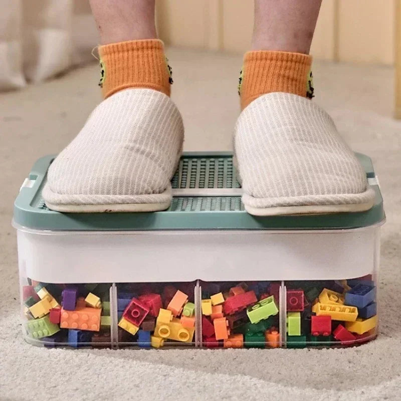 Détail des grilles réglables dans la boîte de rangement Lego
