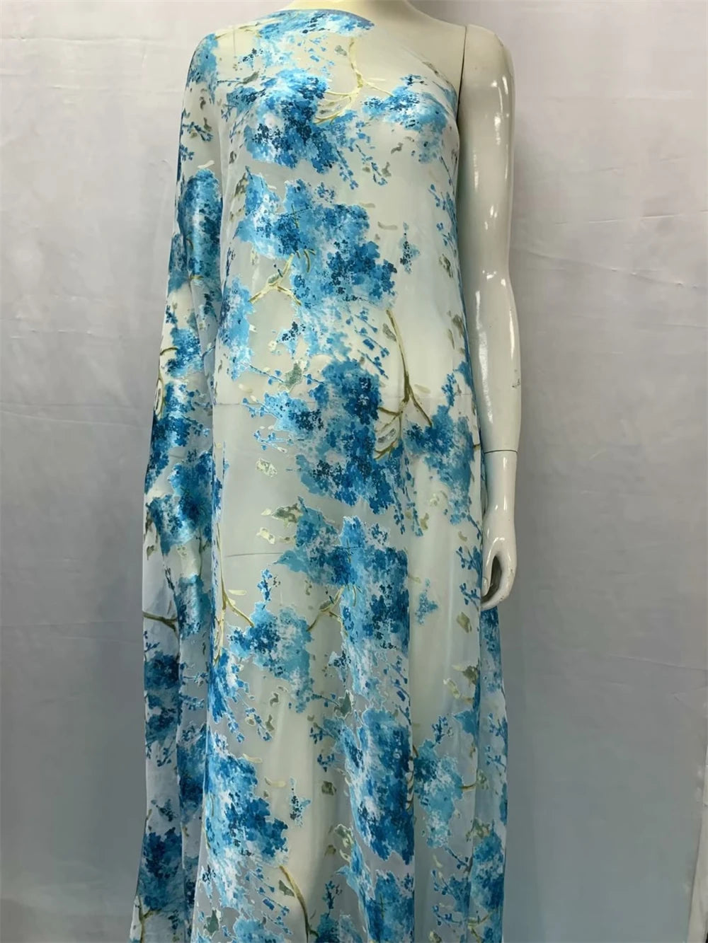 tissu tulle bleu clair fleurs texture liquide opacité élégant gala respirant rapide biologique respectueux