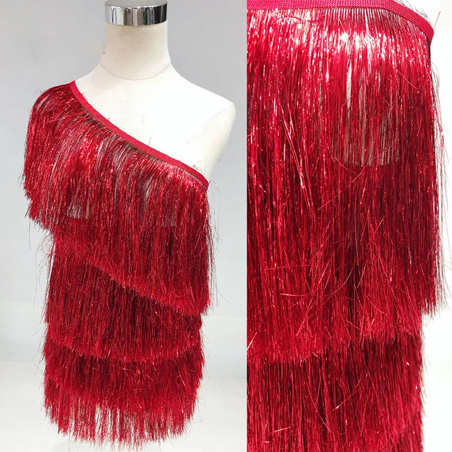 jupe festive dentelle paillettes franges blanc rouge élégante party accessoire textile