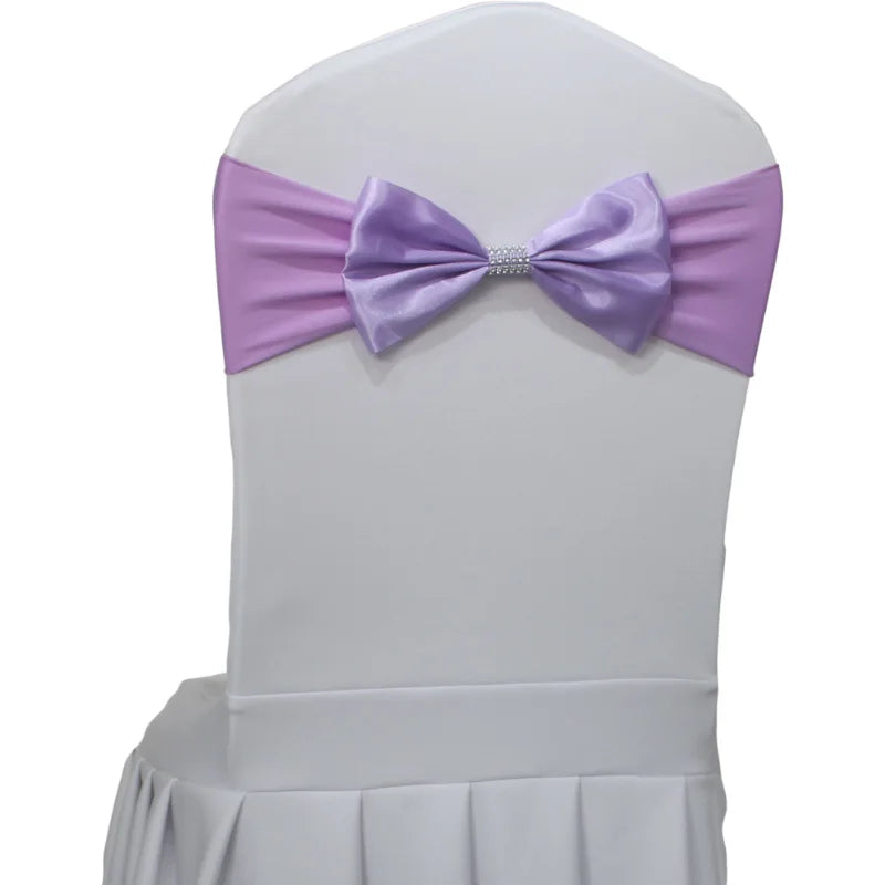Nœud papillon lavande décorant le dossier d'une chaise blanche pour un événement élégant.