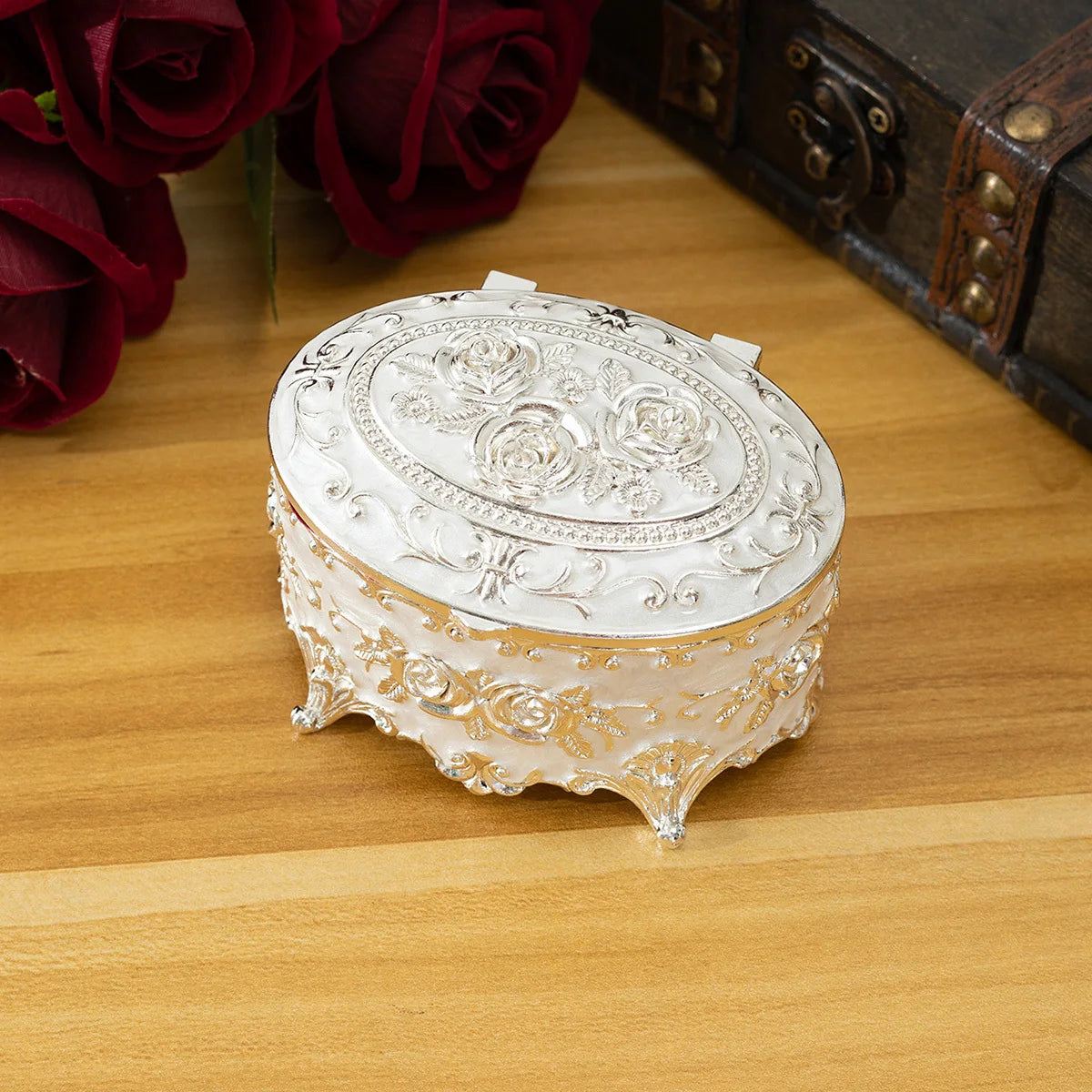 boîte bijoux fleur ornements floraux blanc doré classique baroque métal plaqué or coton tige