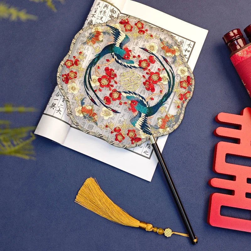 éventail traditionnel brodé oiseaux fleurs chinois rouge bleu doré poignée pompon