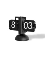 horloge numérique moderne horloge pieds boules chiffres noirs fond blanc métal brillant minimaliste affichage