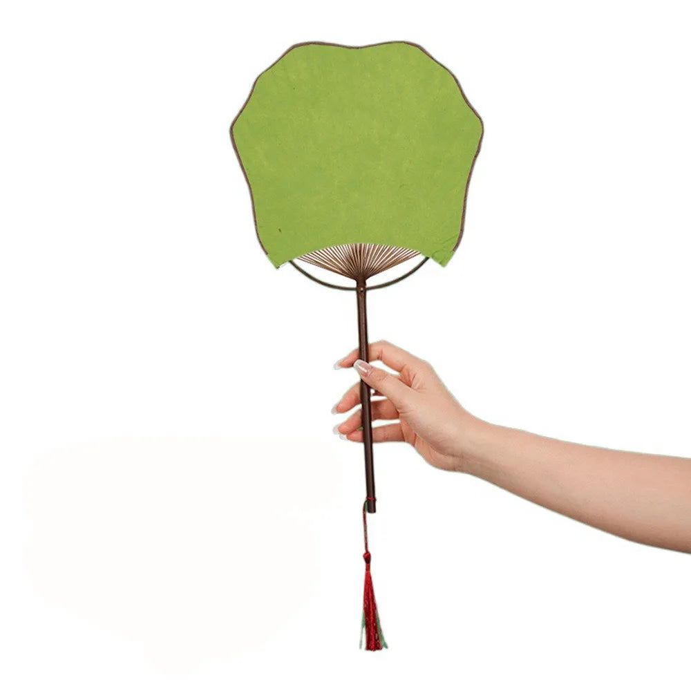 éventail traditionnel classique élégant papier fin motifs floraux poignée bois tassel rouge vert clair