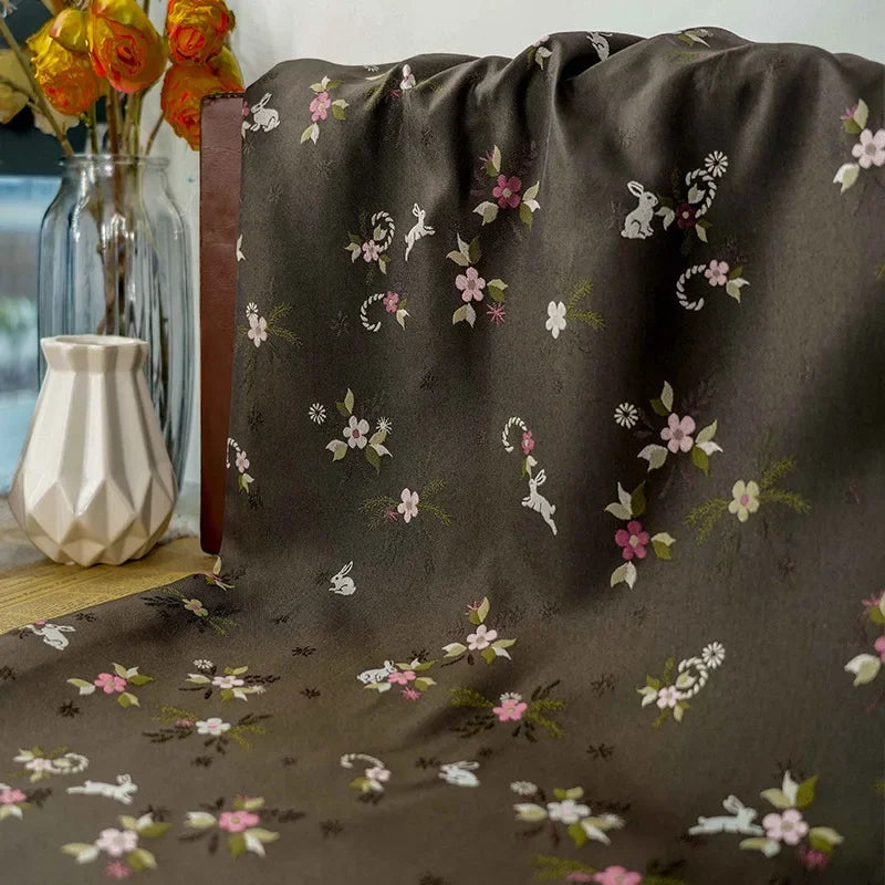 tissu brocart marron fleurs roses blanches lapins motifs automne hiver résistant polyester largeur 145cm