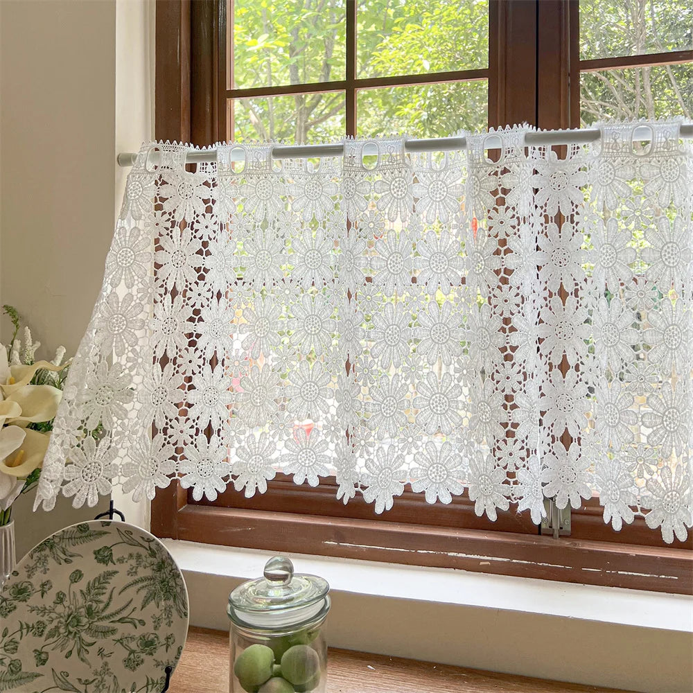 rideau dentelle florale blanc translucide vintage shabby chic rustique motif marguerites chambre cuisine