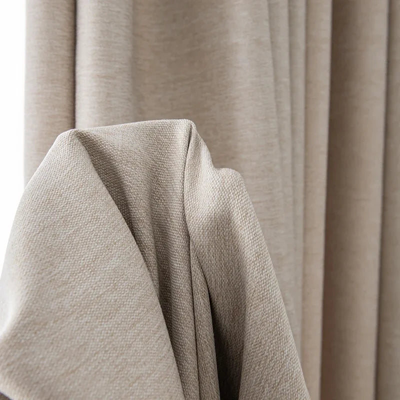 Rideau beige élégant pour salon avec texture raffinée, idéal pour un aménagement intérieur moderne. Accessoire de décoration pour une ambiance chaleureuse et intemporelle, facile à intégrer dans divers styles d'intérieur.