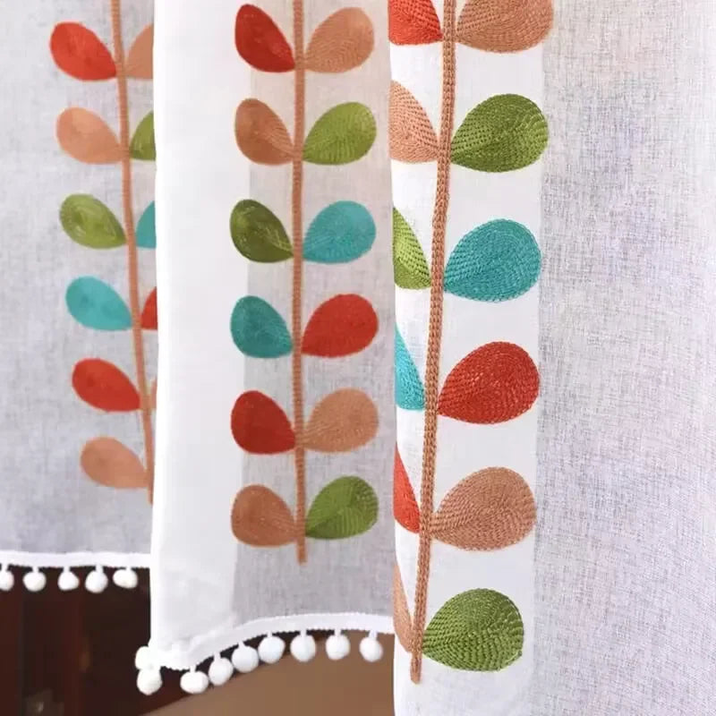 rideaux semi transparent feuilles stylisées motifs colorés bohème pompons blancs