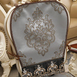 Cette image montre un fauteuil orné de motifs floraux élégants et de détails de décoration typiques d'un style vintage ou traditionnel.