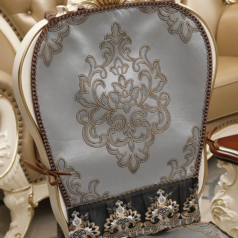 Cette image montre un fauteuil orné de motifs floraux élégants et de détails de décoration typiques d'un style vintage ou traditionnel.