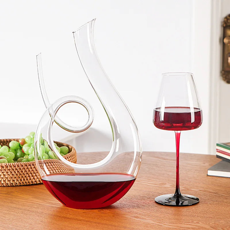 carafe vin transparent moderne élégante spirale contemporaine intérieur servir boisson festive
