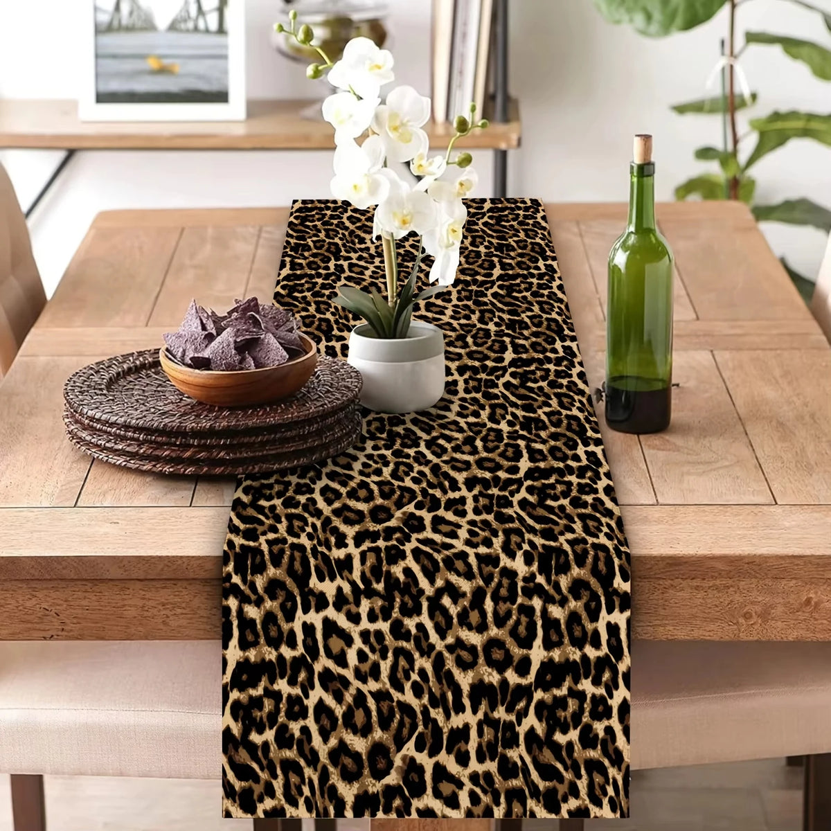 nappe table léopard motif animalier décoration intérieure beige marron rustique assiettes verres fleurs