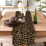 nappe table léopard motif animalier décoration intérieure beige marron rustique assiettes verres fleurs