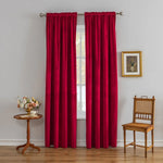 Image d'un rideau de fenêtre en velours rouge et rose, avec des traitements de fenêtre et des couvertures complémentaires. Les caractéristiques visuelles incluent des grommets de haute qualité et un tissu en soie luxueux. Parfait pour ajouter du charme et de la chaleur à n'importe quelle pièce, avec un tapis assorti en option. Idéal pour les maisons cherchant à améliorer leur décoration intérieure avec des textiles de haute qualité.