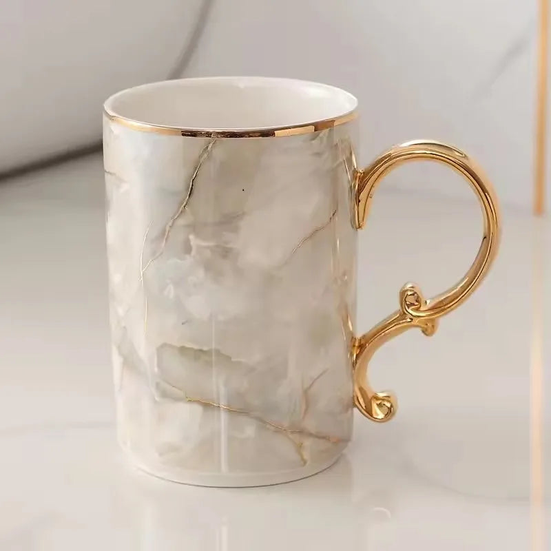 ensemble vaisselle salle bain marbre blanc gris or classique tasses poignées dorées porte brosse