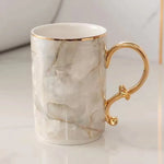 ensemble vaisselle salle bain marbre blanc gris or classique tasses poignées dorées porte brosse