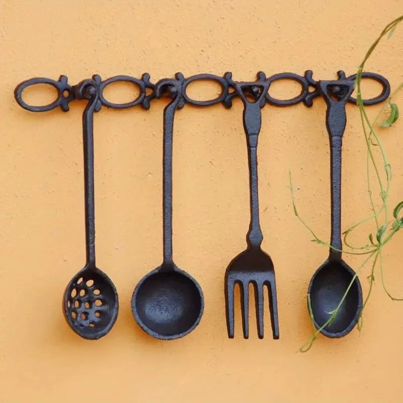 couteaux vintage ensemble noir fourchettes cuillers spatule travaillés métal fixations rustiques murales
