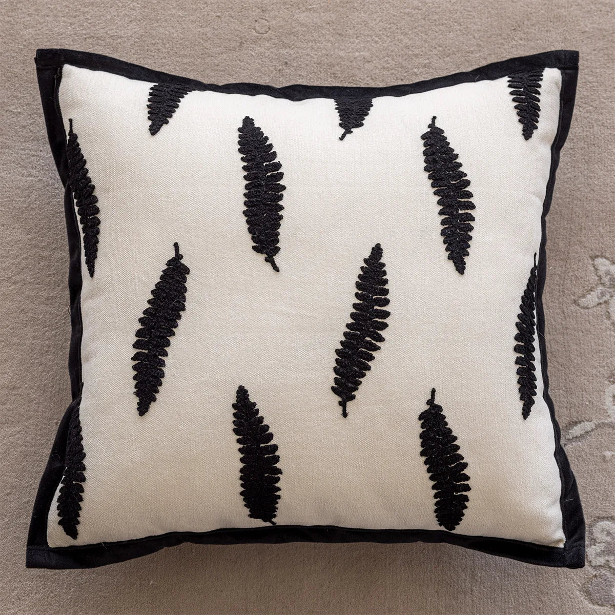 taies d'oreillers élégantes polyester chenille motif dentelle 45x45cm blanc noir decoration maison hospitalière
