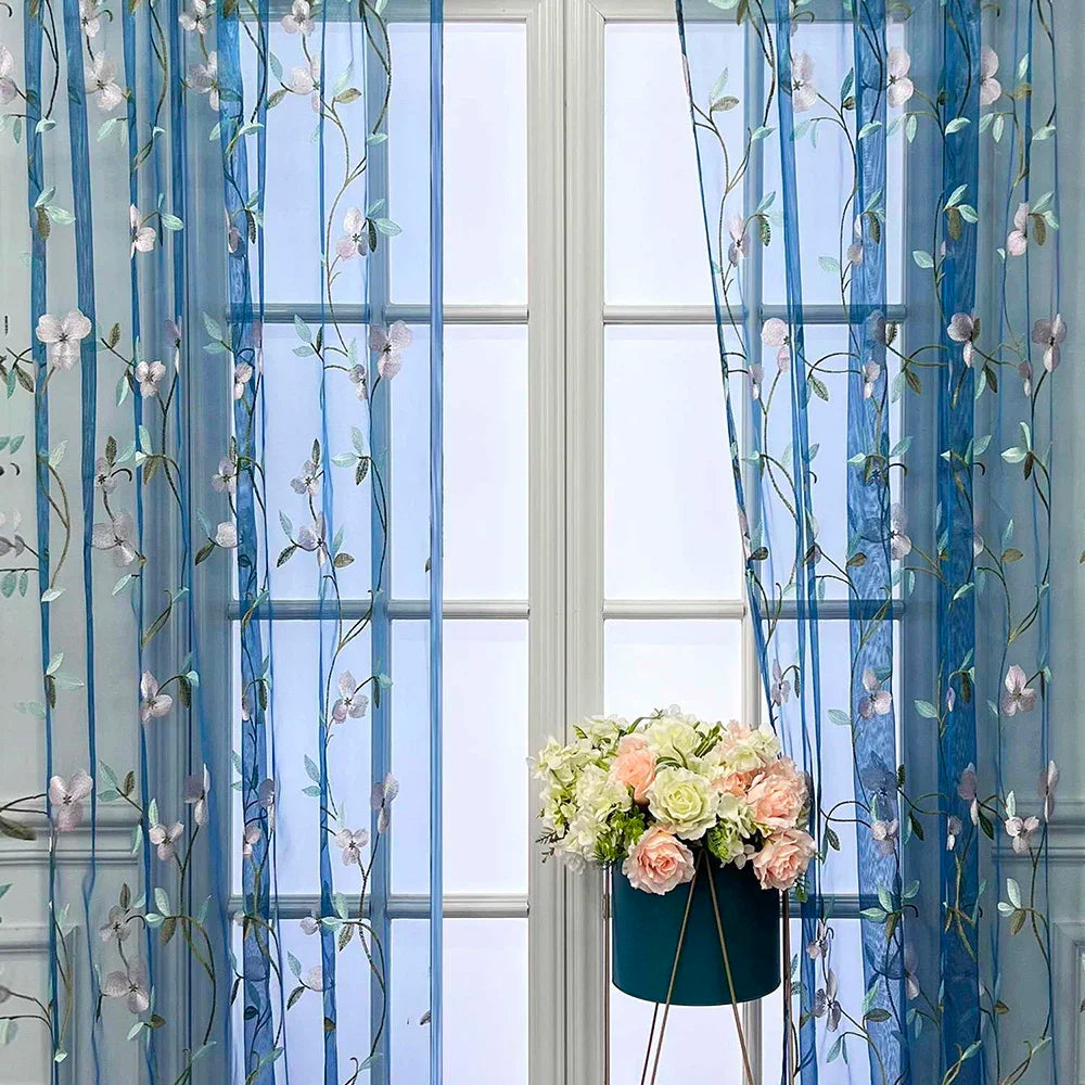 rideau tulle fleuri moderne bleu blanc doré salon inclusion pastorale floral