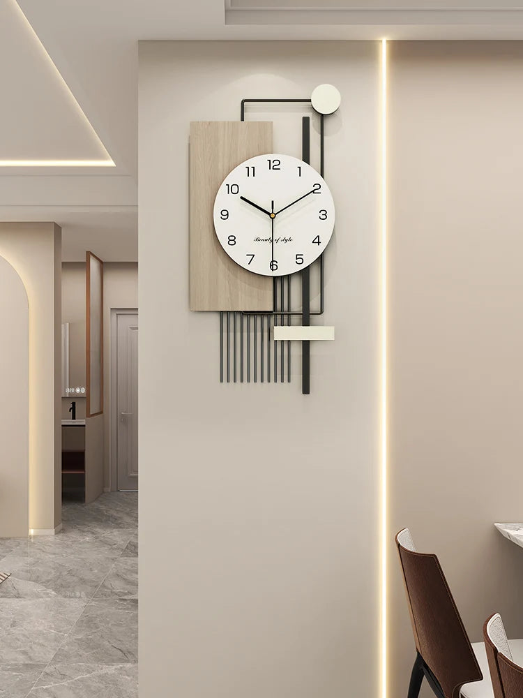 Détail aiguilles horloge murale en bois et fer minimaliste
