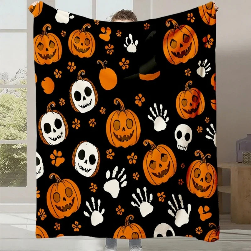Illustration festive pour Halloween montrant des citrouilles souriantes, des crânes, des empreintes de pattes et de mains sur un fond noir.