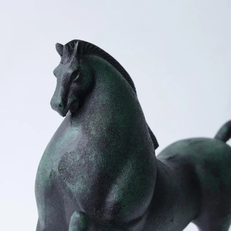 décoration maison sculpture cheval métal vert foncé moderne stylisée livres cadeau anniversaire mariage