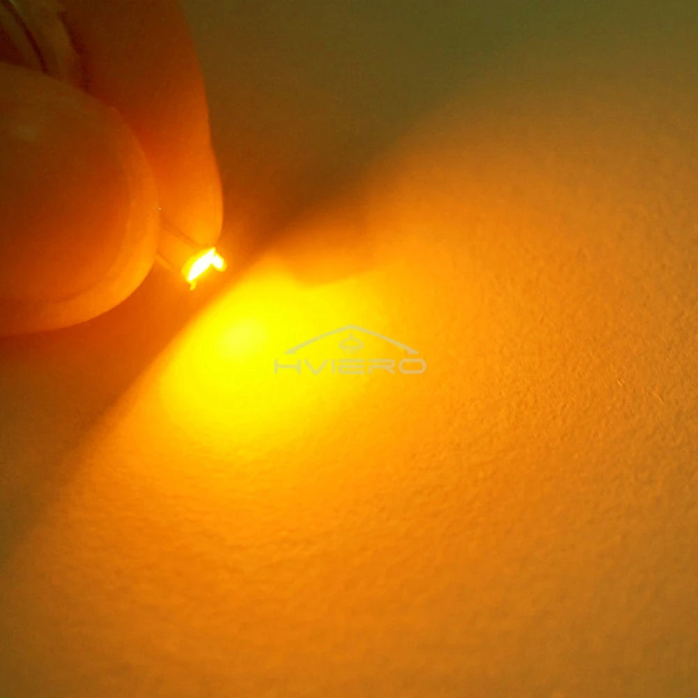 ruban led rouge blanc chaud jaune vert rose violet carré blanc fond noir moderne