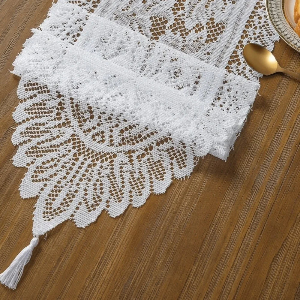 nappe dentelle rouge blanche motifs floraux franges pompons transparent table