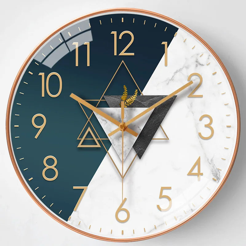 horloge murale moderne quartz aiguille dorée fond marron gris salon verre cristal