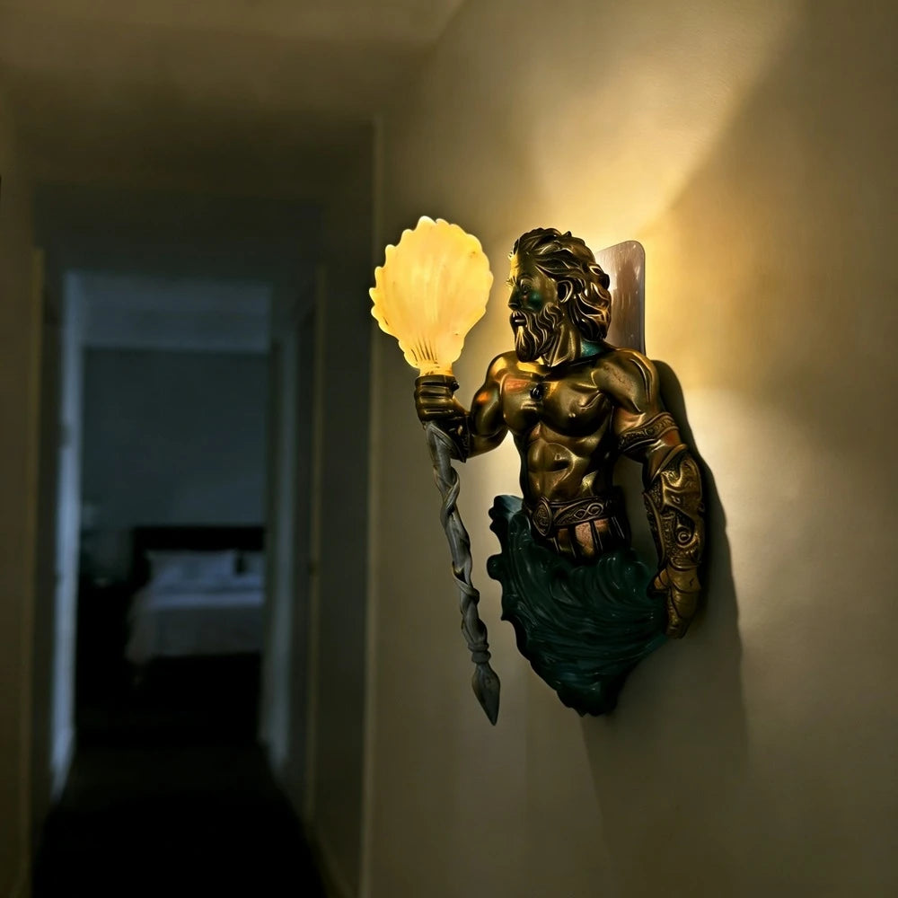 lampe murale mythologique sculptée personnages feuilles verre translucide bronze verte decorative fantastique