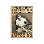 L'homme âgé avec de nombreux tatouages illustre le message selon lequel on ne cesse jamais de se faire tatouer, même en vieillissant.