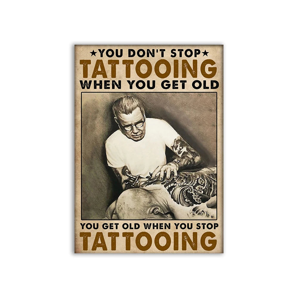 L'homme âgé avec de nombreux tatouages illustre le message selon lequel on ne cesse jamais de se faire tatouer, même en vieillissant.