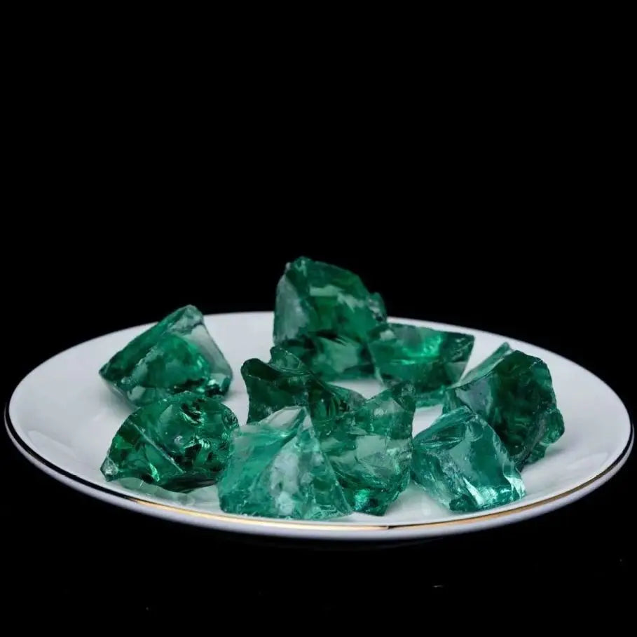 pierres précieuses artificielles vert émeraude facettées brillantes semi transparentes moderne