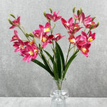 bouquet fleurs artificielles orchidées cymbidium roses blanches violettes jaunes décoration intérieure maison moderne minimaliste