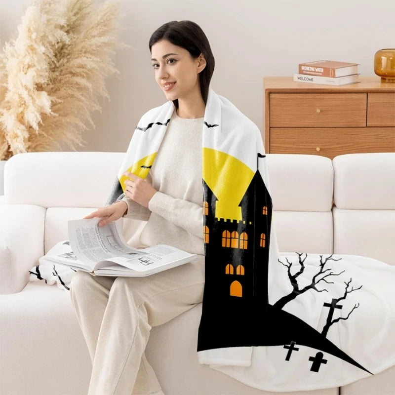 Une femme assise sur un canapé confortable dans un décor moderne, lisant un livre et profitant d'un cocon douillet et harmonieux.