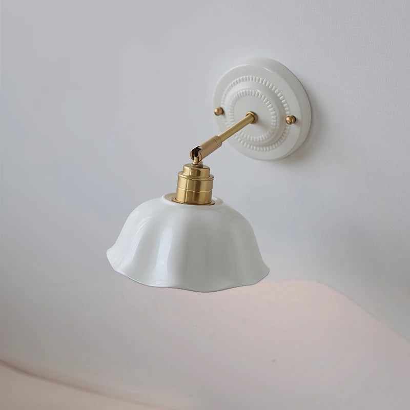 lampe murale vintage blanc doré motif relief bord ondulé fixée mur opaque