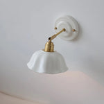 lampe murale vintage blanc doré motif relief bord ondulé fixée mur opaque