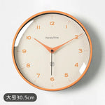 horloge murale quartz aiguille sourdine salon minimaliste visage unique fond blanc numéros noirs cadre